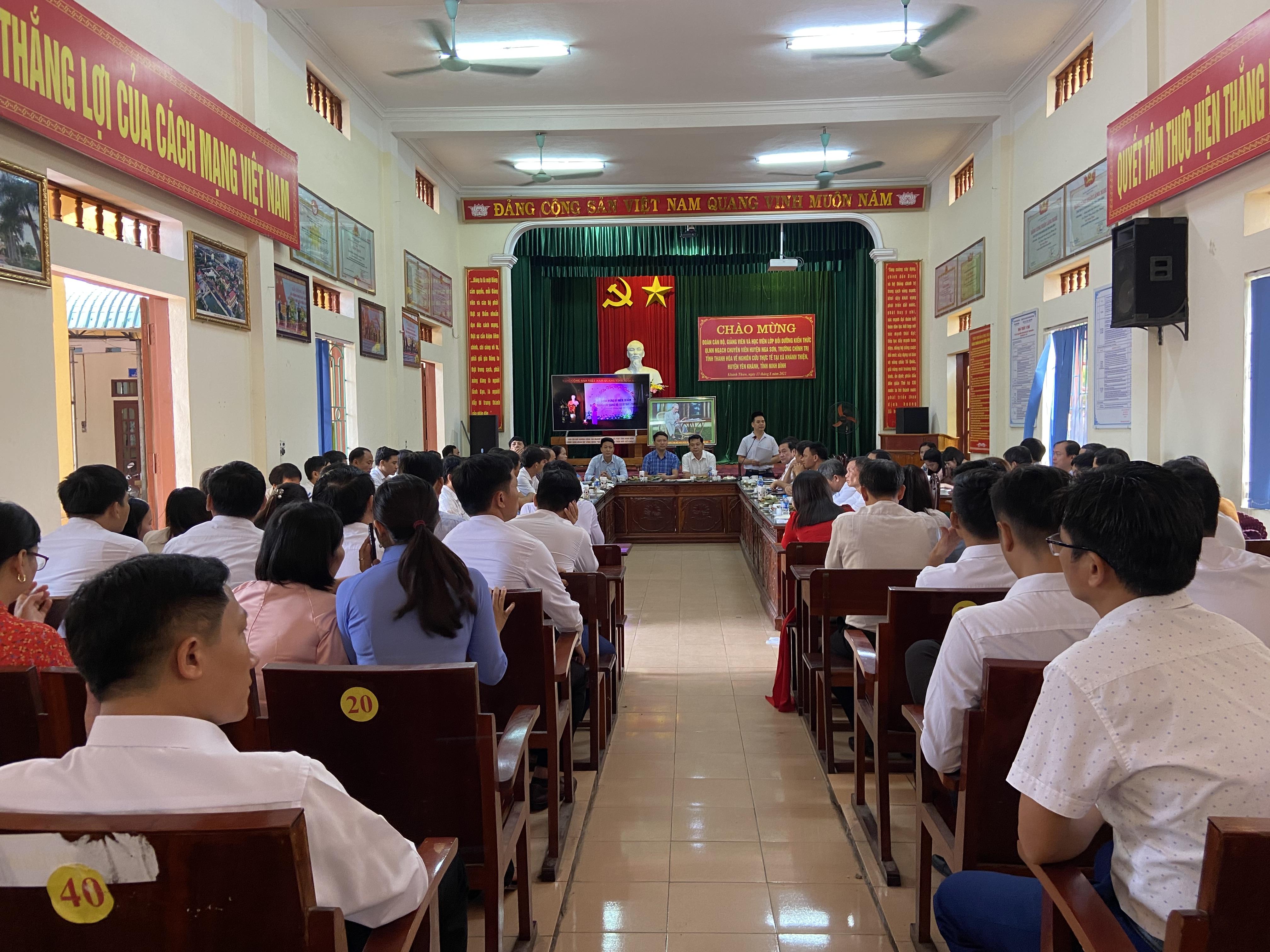 Đoàn cán bộ, giảng viên và học viên lớp bồi dưỡng kiến thức QLNN ngạch chuyên viên huyện Nga Sơn, trường chính trị tỉnh Thanh Hóa về nghiên cứu thực tế tại xã nhà