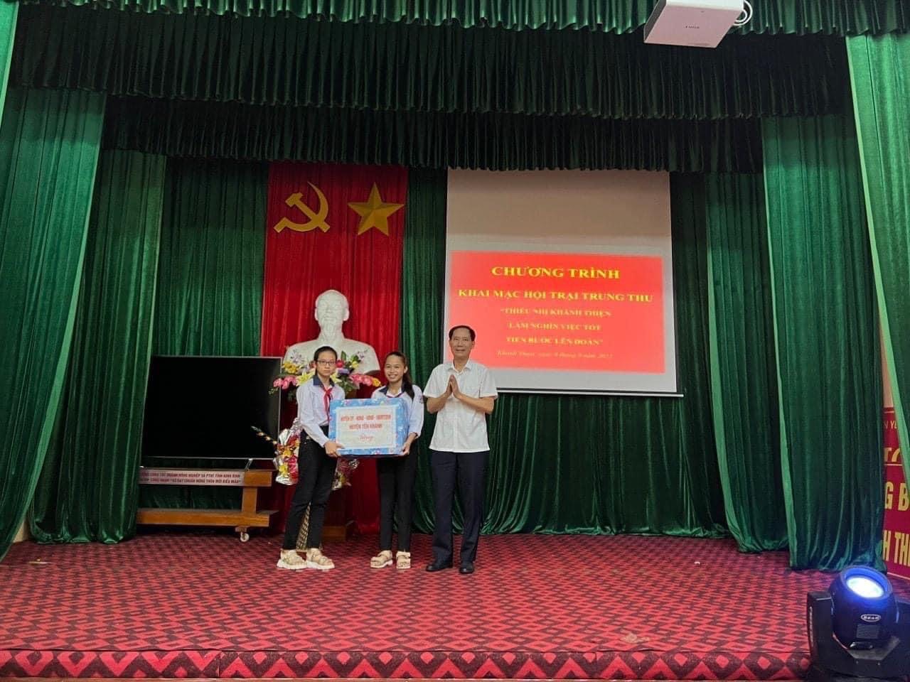 Đồng chí Lâm Văn Xuyên - UV Ban thường vụ Huyện ủy, PCT UBND huyện tặng quà cho các cháu thiếu nhi xã nhà nhân ngày Tết trung thu 2022