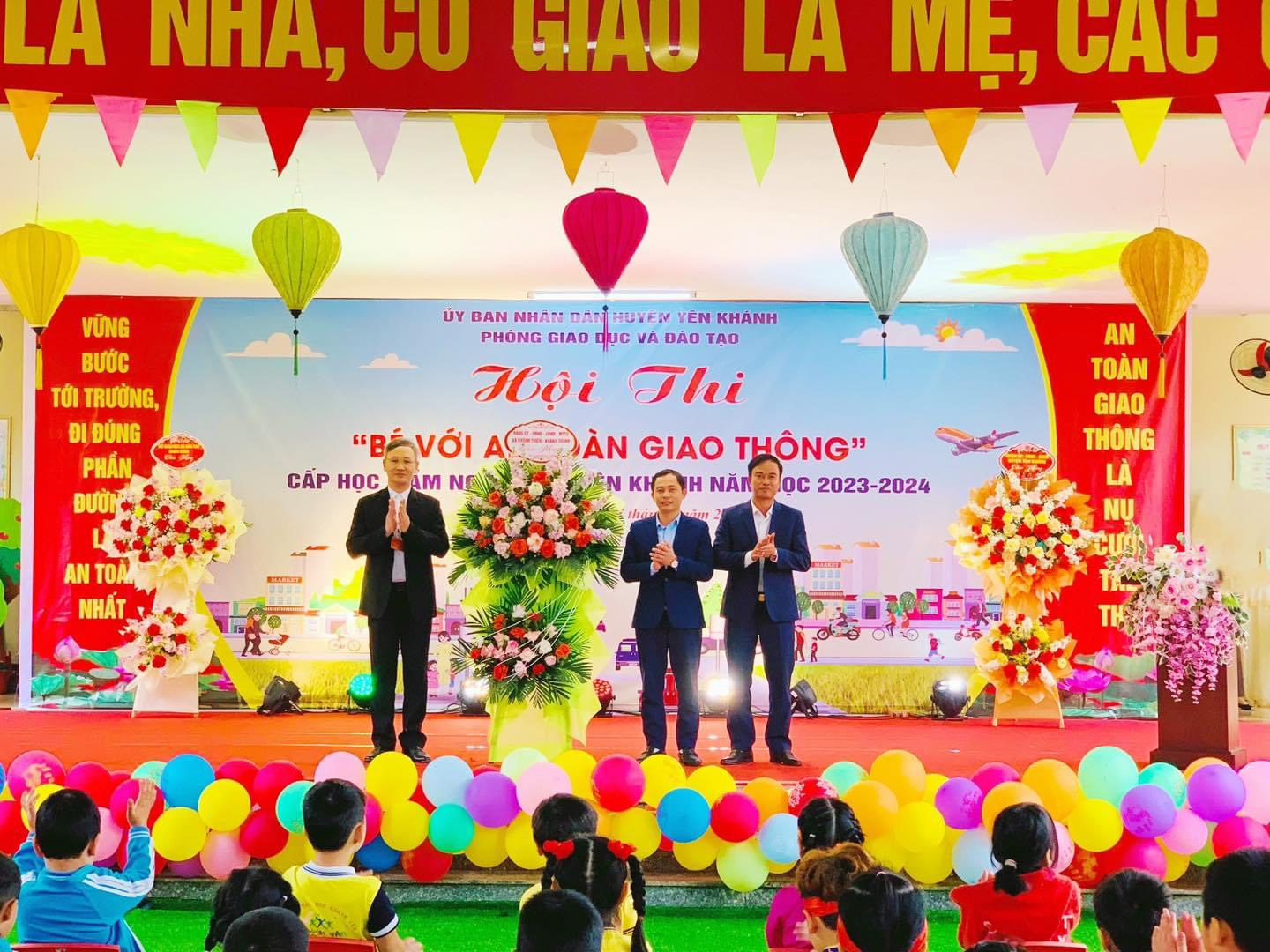 Đồng chí Nguyễn Thế Quang - HUV, Bí thư Đảng bộ xã chúc mừng Hội thi Bé với na toàn giao thông tại Trường Mầm non xã Khánh Thiện