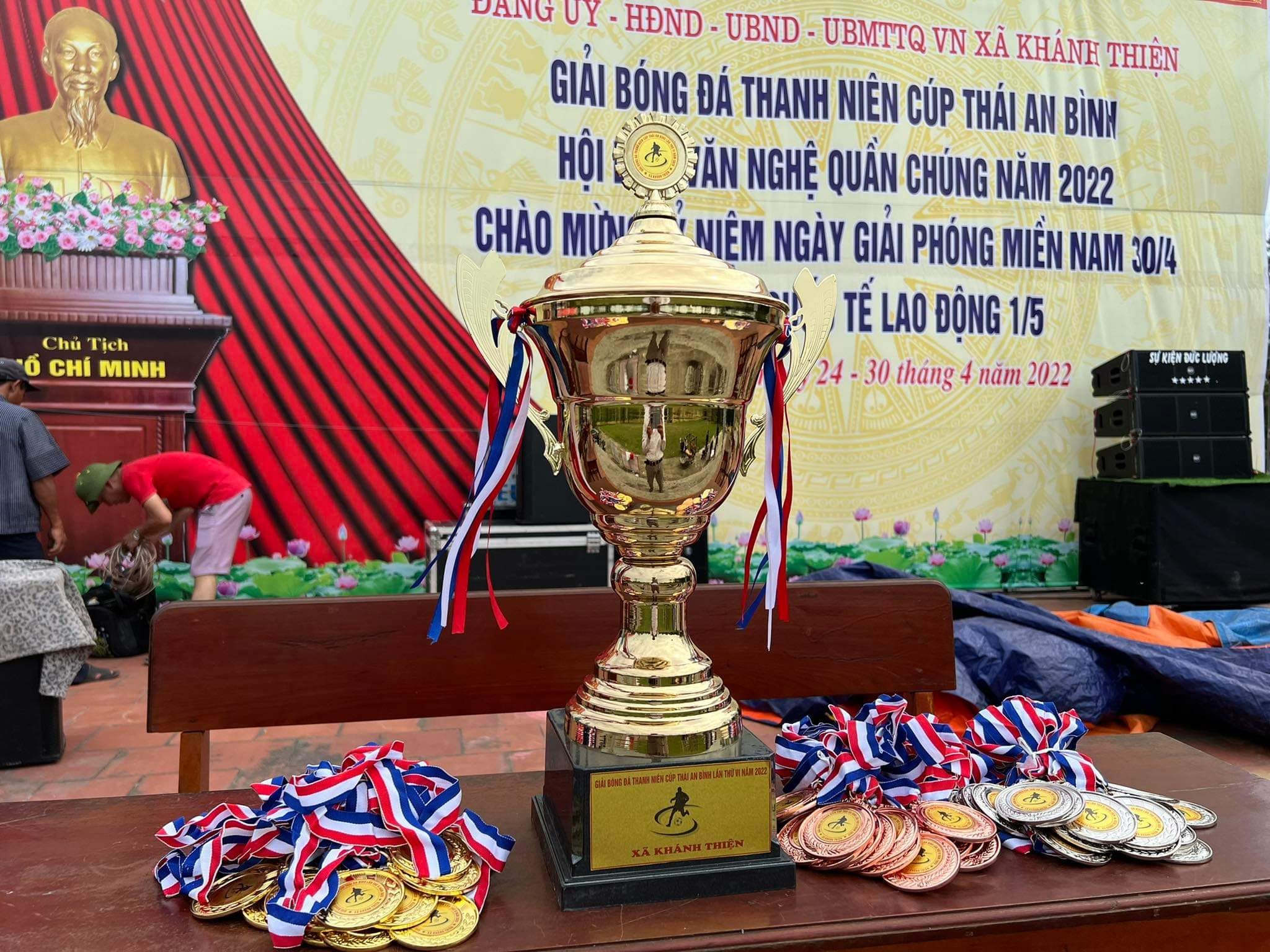 Chiếc Cup - Biểu tượng của tinh thần thể thao, đoàn kết và fair play của nhân dân xã nhà