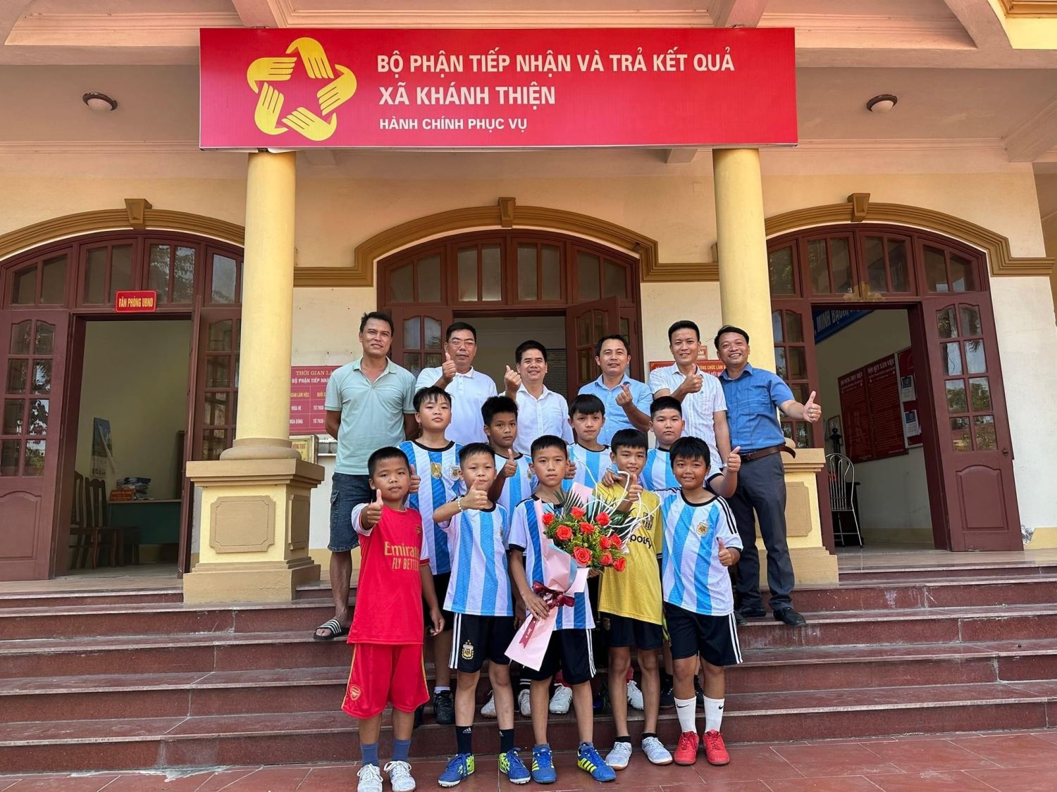 Các Đồng chí lãnh đạo chúc mừng các e thiếu niên nhi đồng xã chuẩn bị lên đường tham gia giải bóng đá nhi đồng huyện Yên Khánh năm 2023