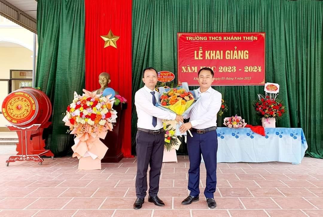 Đồng chí Nguyễn Thế Quang - HUV, Bí thư Đảng bộ xã trao hoa và quà chúc mừng Trường THCS xã nhân ngày khai giảng năm học mới 2023