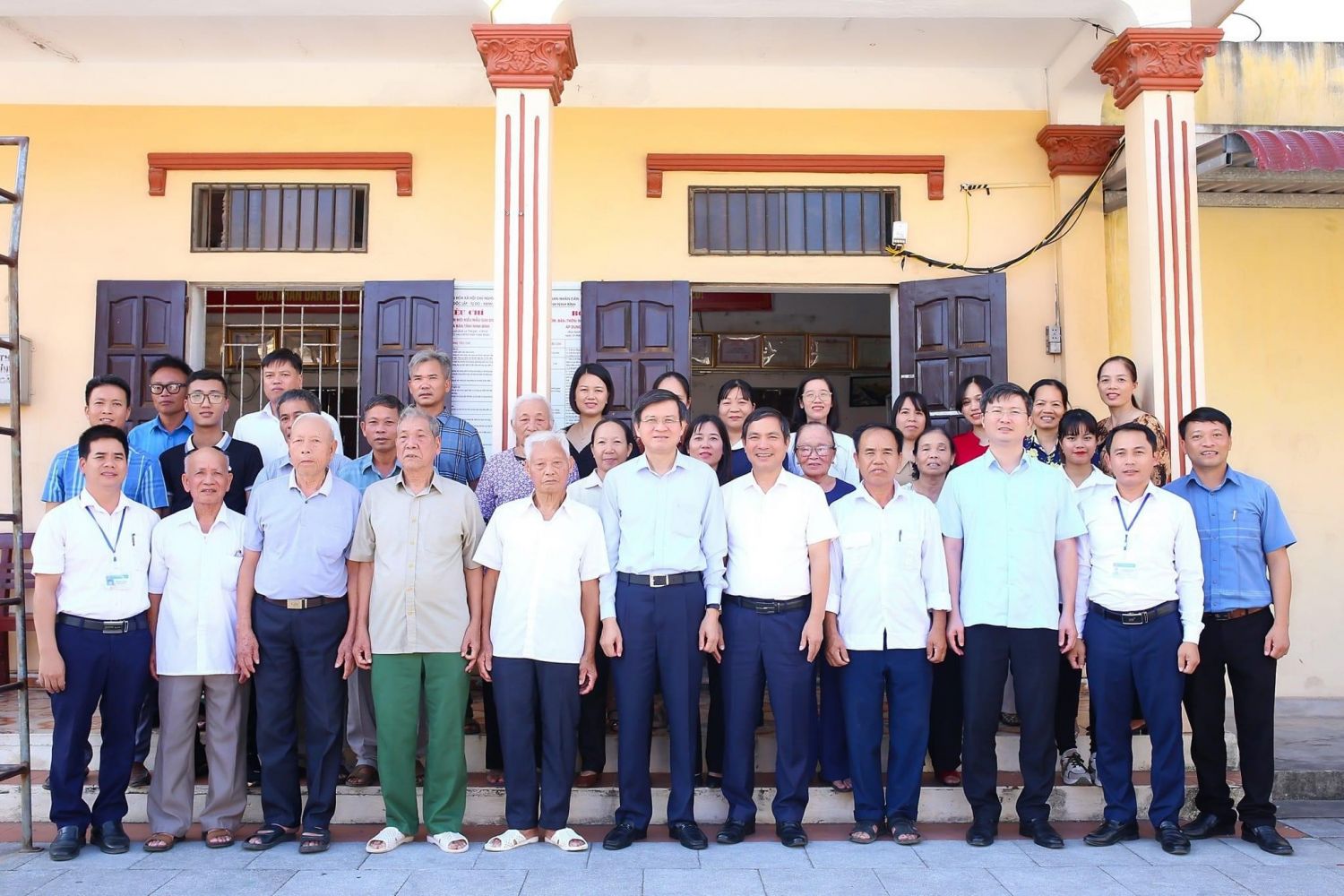 Đồng chí Đoàn Minh Huấn, Bí thư Tỉnh ủy dự sinh hoạt tại Chi bộ 8, xóm Cầu