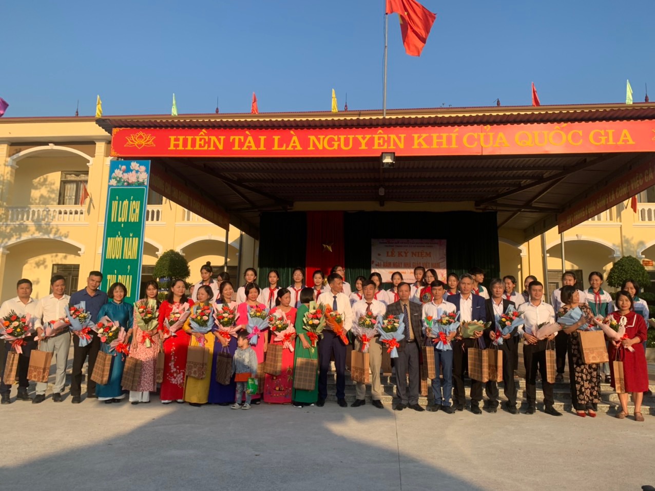 Đồng chí Phạm Hồng Quang - PBT Đảng bộ, CT UBND xã tặng hoa chúc mừng các Thầy cô giáo Trường THCS Khánh Thiện nhân ngày 20.11