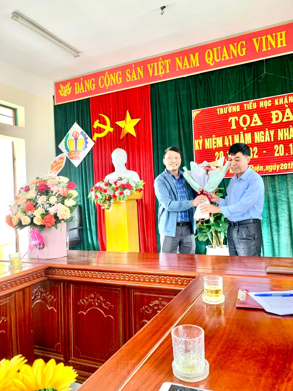 Đồng chí Phạm Văn Toàn - PBT TT Đảng bộ, CT HĐND xã tặng hoa chức mừng Thầy cô giáo Trường Tiểu học Khánh Thiện nhân ngày 20.11