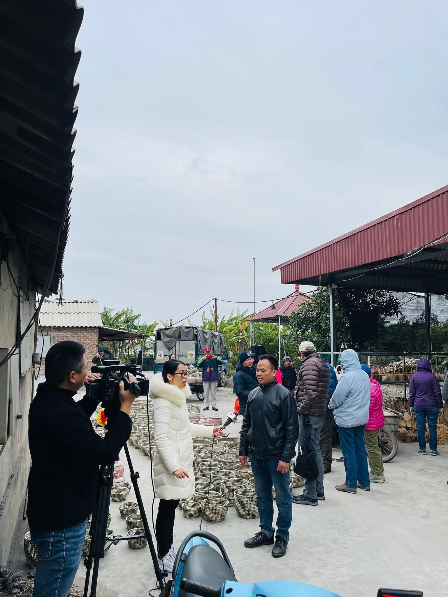 Du khách Châu Âu thăm quan nghề đan lát tại nhà anh Quý xóm Phong An