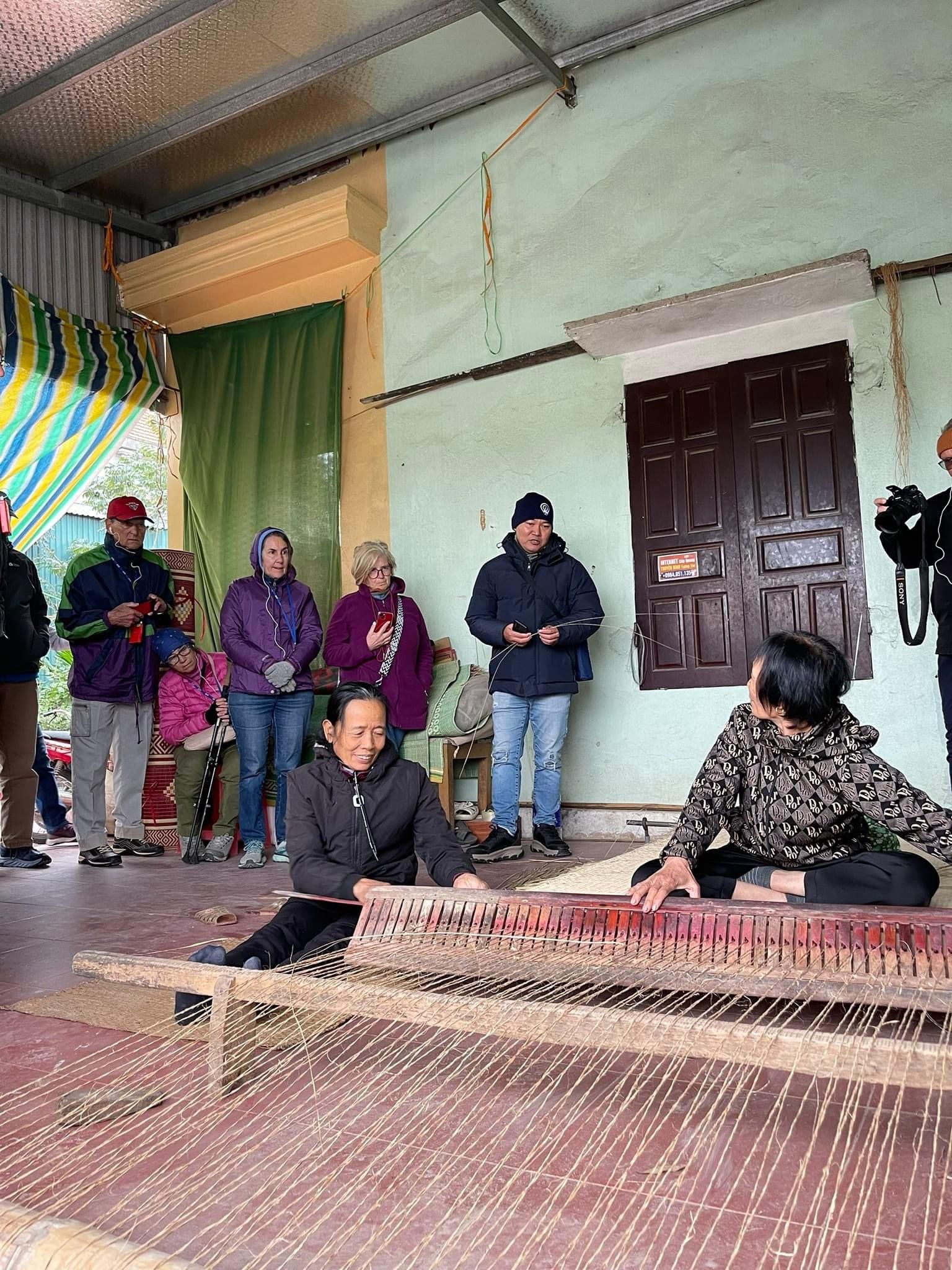 Đoàn khách du lịch châu Âu thăm quan nhà Bác Thành xóm Phú Hậu - Gia đình duy nhất còn làm nghề dệt chiếu cói thủ công xã Khánh Thiện