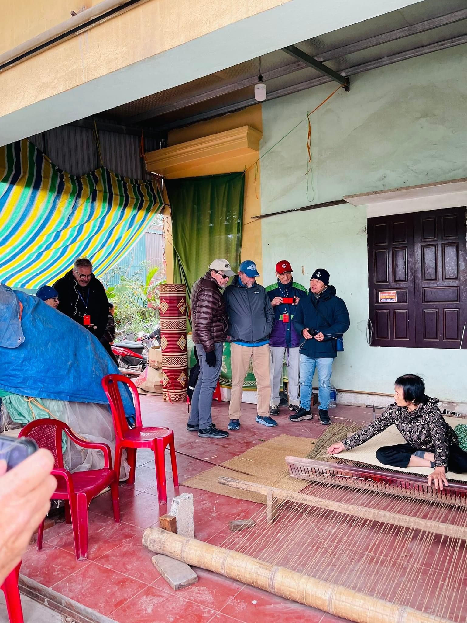 Du khách trải nghiệm nghề đan chiếu cói tại xóm Phú Hậu xã Khánh Thiện